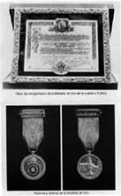 Título de otorgamiento de la Medalla de Oro de la ciudad a Franco. (abajo) anverso y reverso de la Medalla